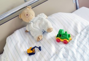Teddy und Spielzeug im Krankenhaus